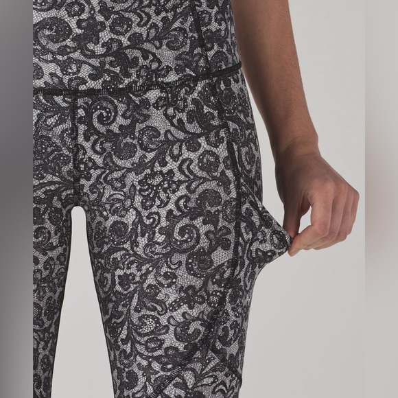 Lululemon✨Outrun 17" Crop Pockets Reflective Mesh✨Mini Cinder Lace White Black✨4 - Picture 3 of 16